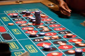 Pemain menikmati permainan live casino melalui perangkat mobile dengan antarmuka yang menarik dan user friendly